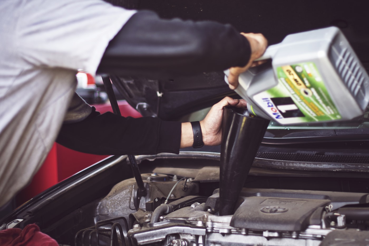Usta motora yağ koyuyor